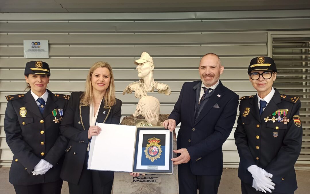 La Policía Nacional entrega un premio a la Fundación Juntos por una Sonrisa en la celebración de su 201 aniversario
