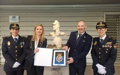 La Policía Nacional entrega un premio a la Fundación Juntos por una Sonrisa en la celebración de su 201 aniversario