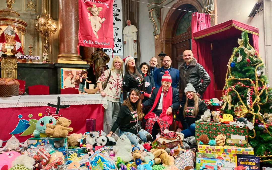 Los Reyes Magos del Museo del Juguete reparten más de 5.000 juguetes en la Iglesia de San Antón