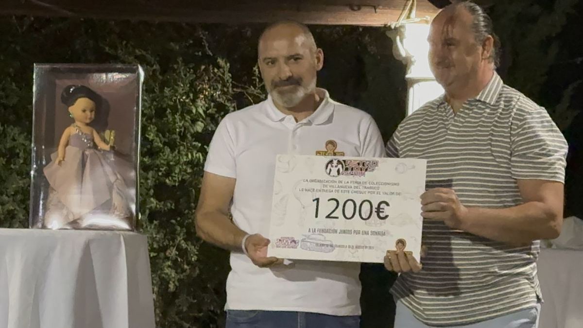 Antonio Durán entrega el cheque de 1.200 euros a José Manuel Fernández Carneiro, presidente de la Fundación Juntos por una Sonrisa