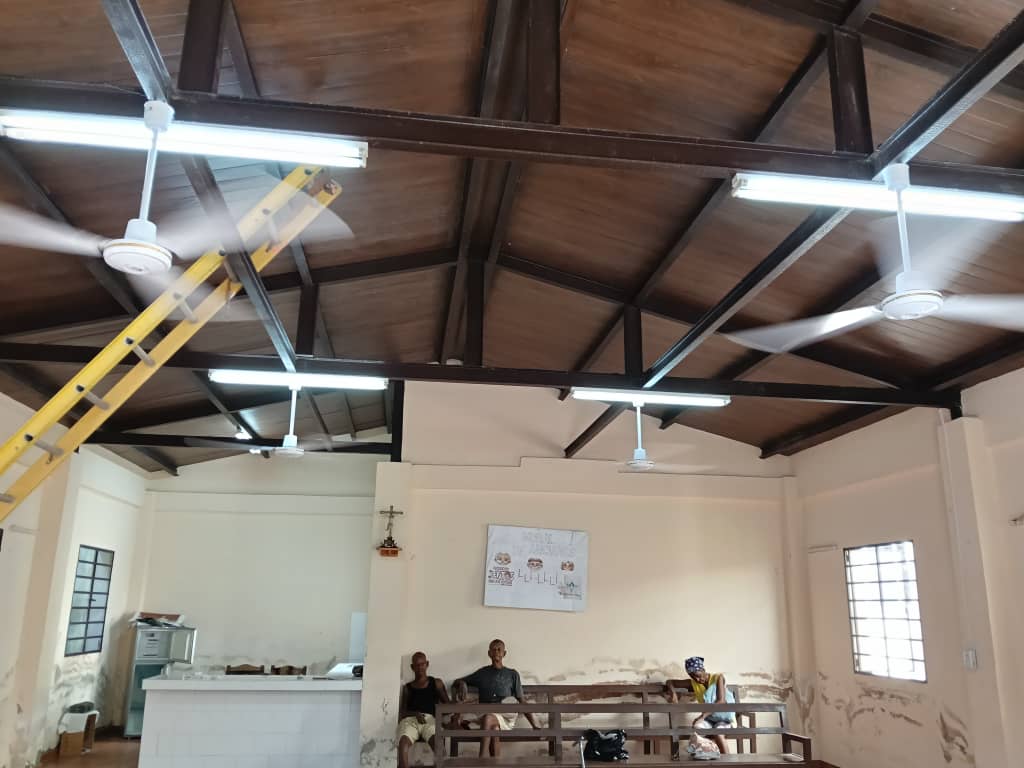 Comedor con los ventiladores ya instalados y funcionando