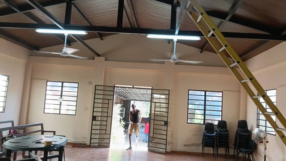 Salón comedor con los ventiladores nuevos