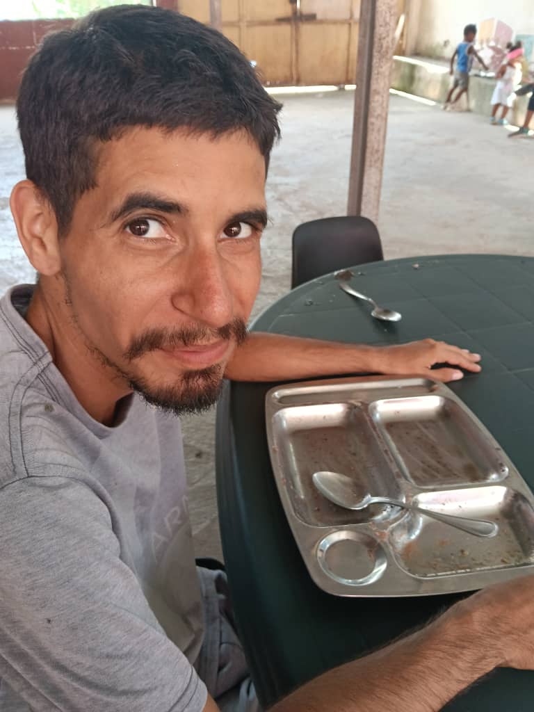 Bandeja de comida terminada en el comedor social