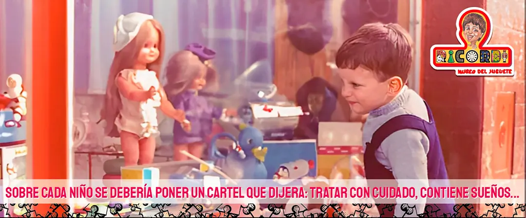 Escaparate del Museo del Juguete con la frase: sobre cada niño se debería poner un cartel que dijera, tratar con cuidado, contiene sueños