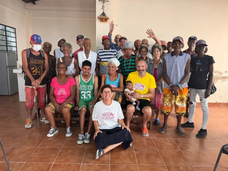 Personas usuarias y voluntarios del comedor social Sonrisas Compartidas en La Habana