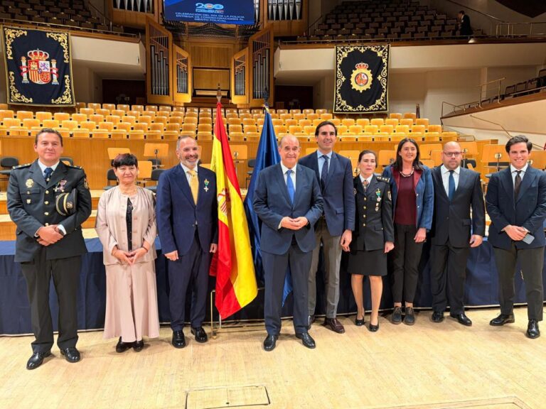 José Manuel Fernández Carneiro con otros condecorados y autoridades en el Auditorio Nacional de Música