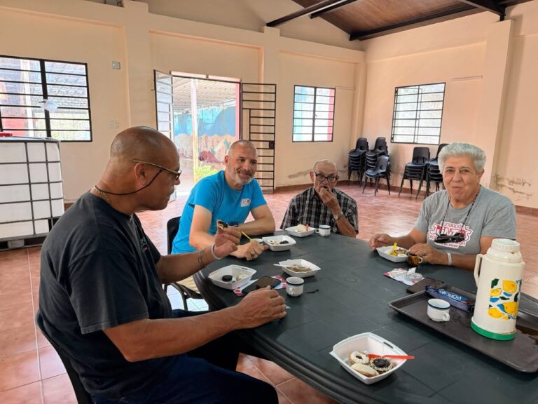 Mayores comiendo en el comedor Sonrisas Compartidas