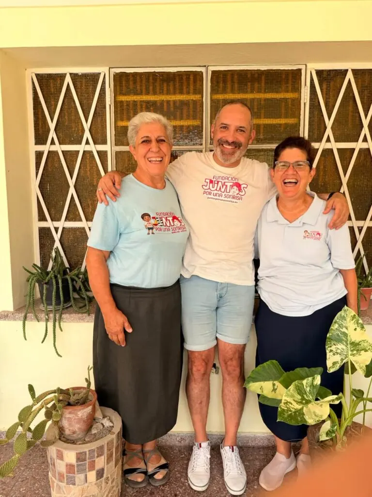 José Manuel Fernández Carneiro con las hermanas Rosa y Reme en La Habana