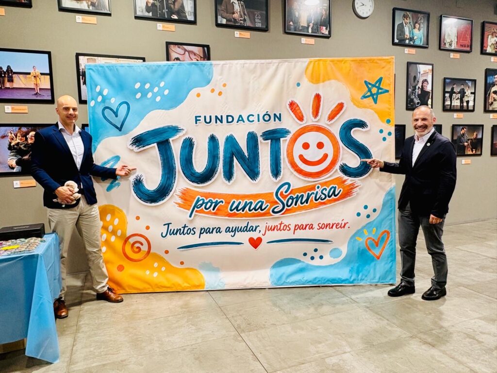 José Manuel Fernández Carneiro, presidente de la Fundación (a la derecha), junto al photocall con la nueva imagen