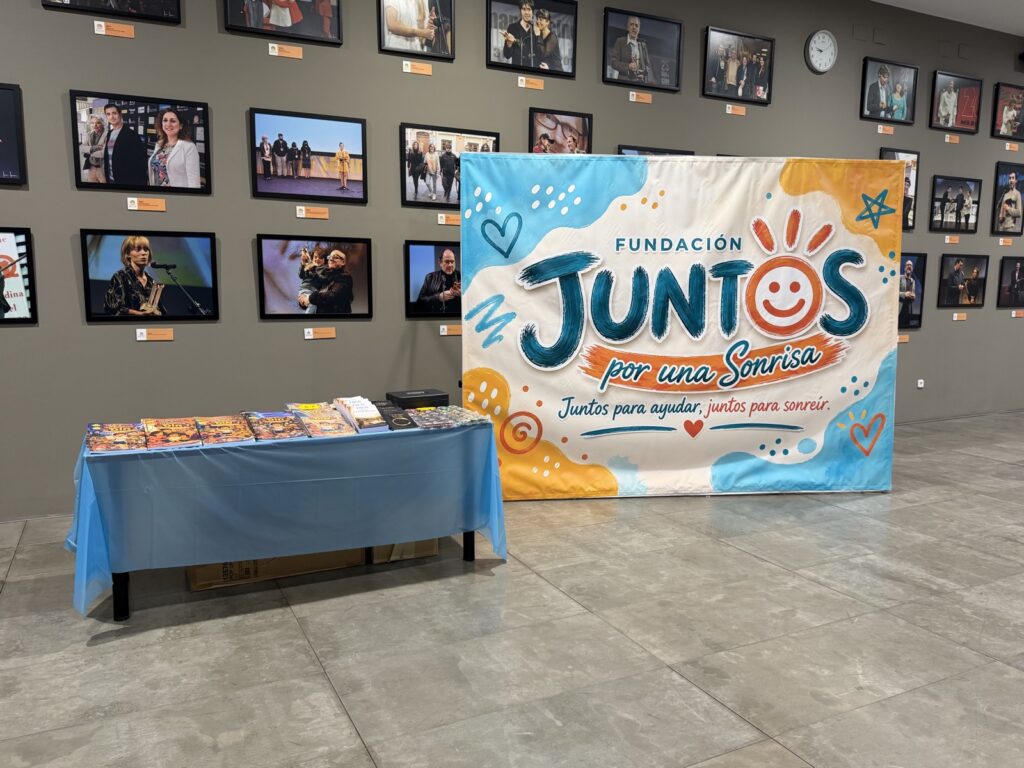 Los cuentos de Las Aventuras de Din junto al photocall