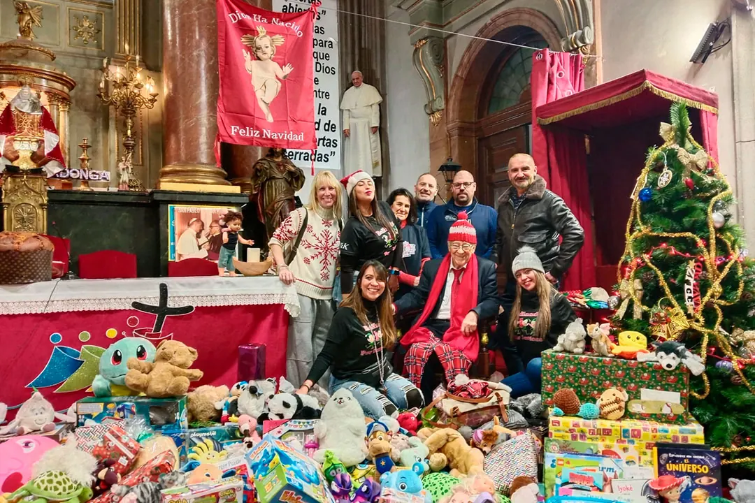 Reparto de juguetes el Día de Reyes en la iglesia de San Antón
