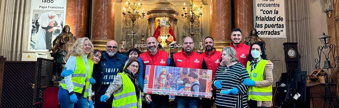 Voluntarios de la Fundación Juntos por una Sonrisa en la iglesia de San Antón (Madrid)